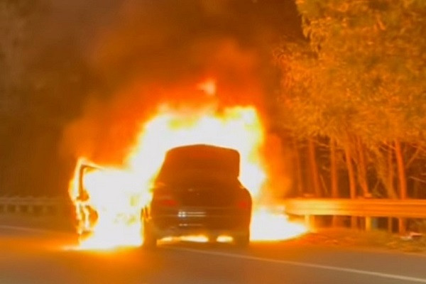 Xe Mercedes bốc cháy ngùn ngụt trên Đại lộ Thăng Long