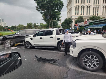 Xe Ford lái thử gặp tai nạn liên hoàn ngay gần Triển lãm ô tô Việt Nam 2022