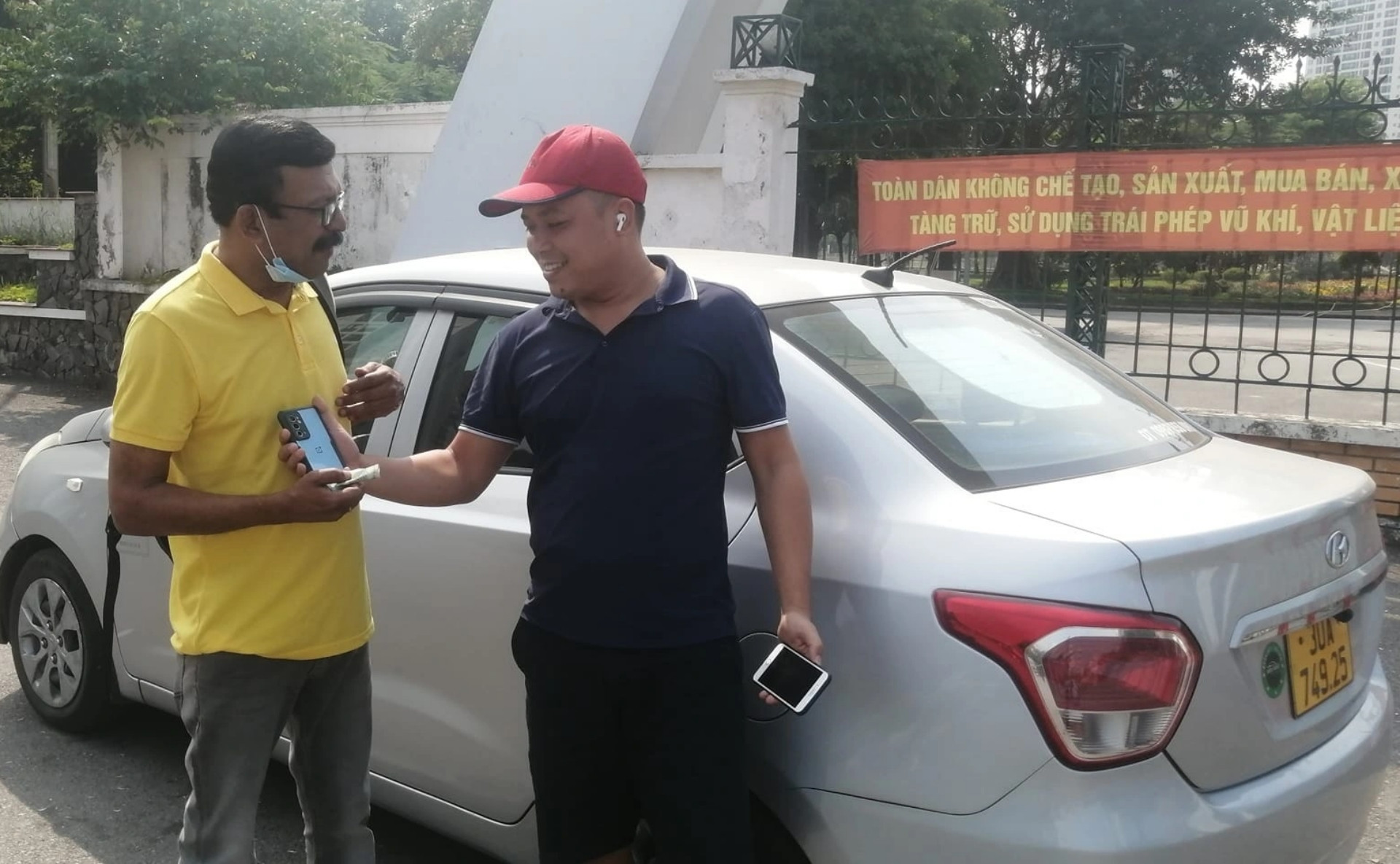 Cặp đôi Ấn Độ quên điện thoại trên taxi và cái kết ấm lòng từ tài xế Hà Nội
