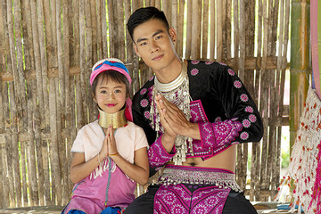 Nam vương Danh Chiếu Linh thăm làng dân tộc cổ dài Thái Lan