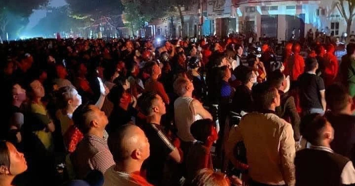 Hàng trăm người đứng kín đường xem cảnh giải cứu thanh niên leo cột điện