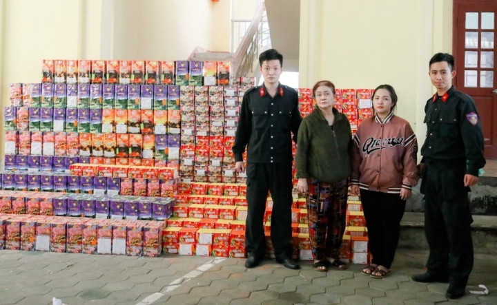 Mẹ và con gái giấu hơn 800 kg pháo nổ trong phòng ngủ