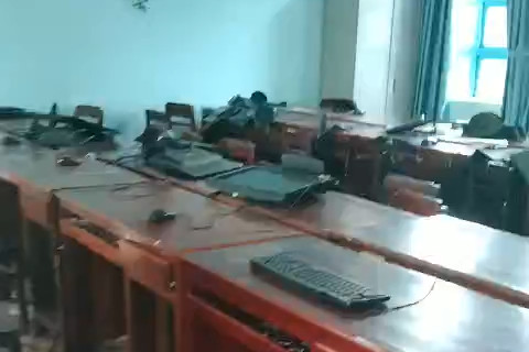 Nhóm học sinh cấp 2 lẻn vào trường cấp 1 đập phá thiết bị dạy học