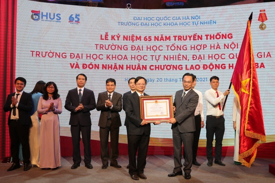Trường ĐH Khoa học Tự nhiên nhận Huân chương Lao động hạng Ba lần 2