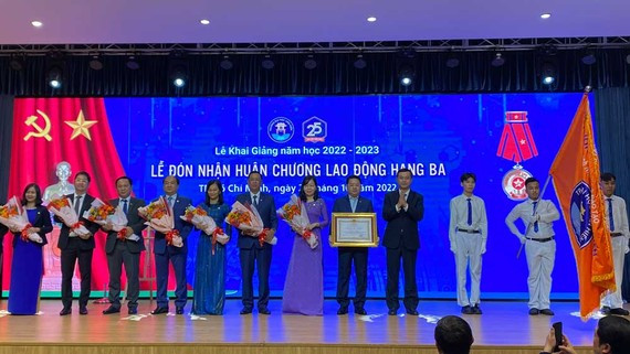 Trường ĐH Văn Hiến nhận Huân chương Lao động hạng ba