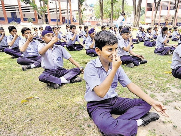 Yoga là môn học bắt buộc trong nhà trường ở bang đông dân nhất Ấn Độ