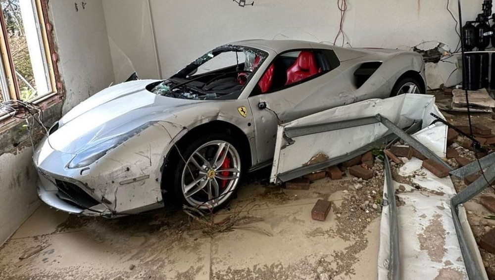 Tan hoang loạt siêu xe Ferrari, McLaren sau bão lũ