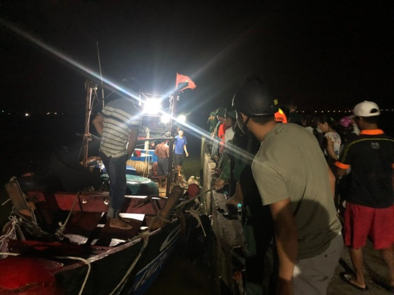 Tàu cá chở 9 ngư dân bị chìm trên vùng biển TT-Huế