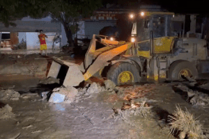Nghệ An: Xuyên đêm dọn bùn đất sau trận lũ quét lớn nhất 20 năm qua