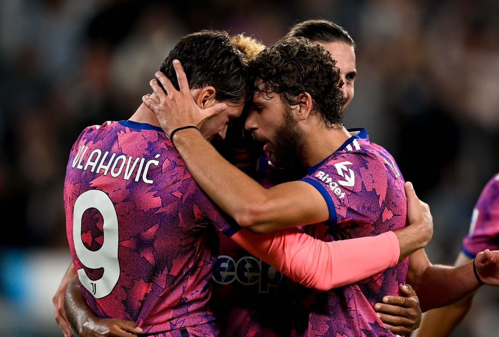 Giành chiến thắng đậm đà 3-0 trước Bologna, Juventus có 13 điểm, trở lại top 7 và kém đội đầu bảng Napoli tới 7 điểm
