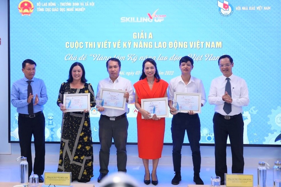 Trao 30 giải cuộc thi viết về kỹ năng lao động Việt Nam