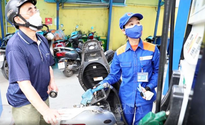 Petrol prices fall to over a year record low of VND21,000/litre