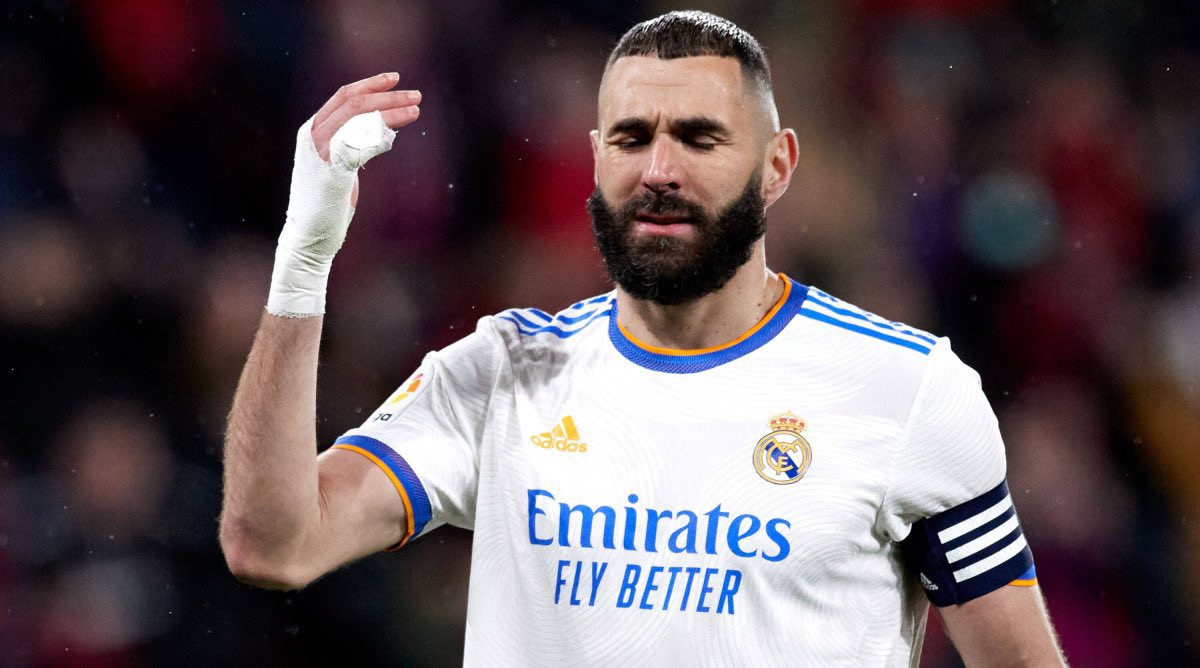 Benzema đá hỏng penalty, Real Madrid mất ngôi đầu vào tay Barca