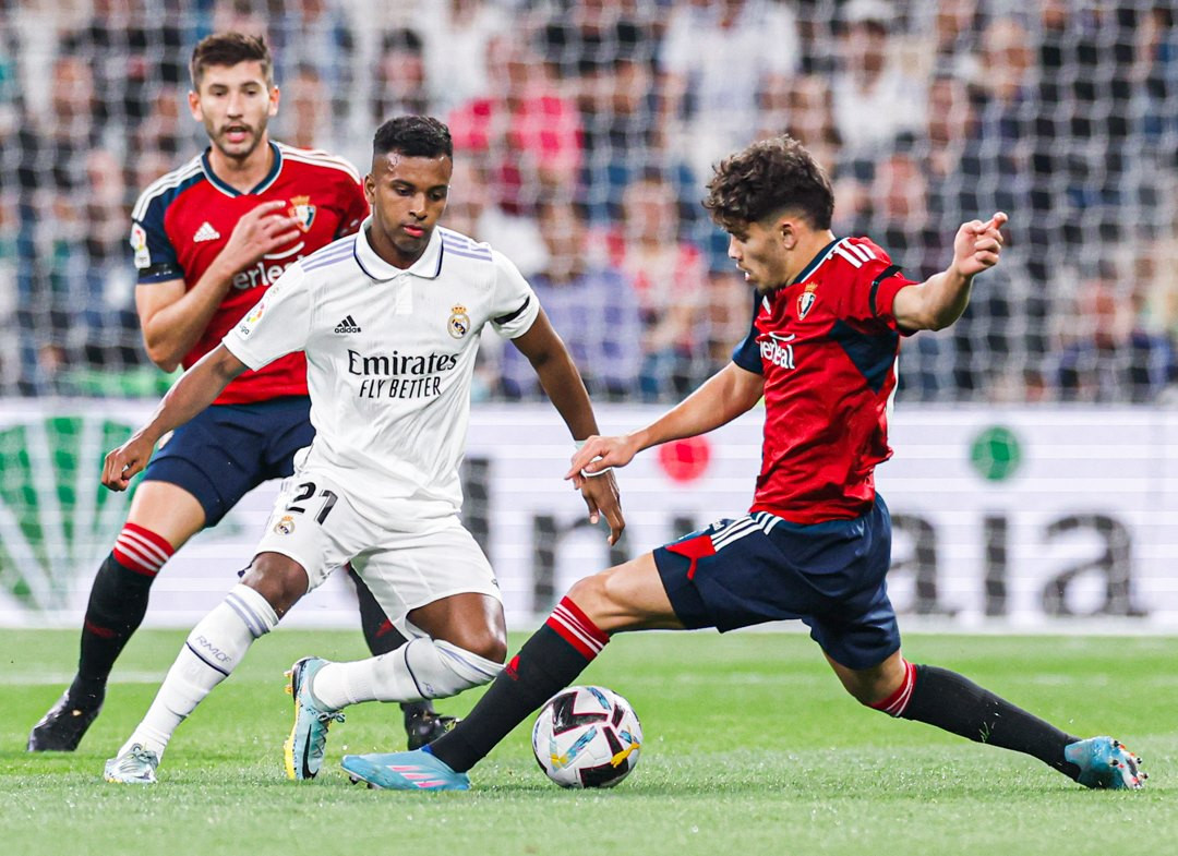 Và cả Rodrygo liên tục khuấy đảo hàng phòng ngự Osasuna