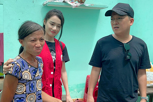 Trường Giang, Nhã Phương cùng sao Việt về miền Trung hỗ trợ bà con vùng lũ
