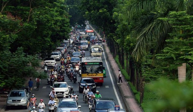 Đường Hoàng Quốc Việt xén dải phân cách, bớt cây xanh thành 8 làn xe