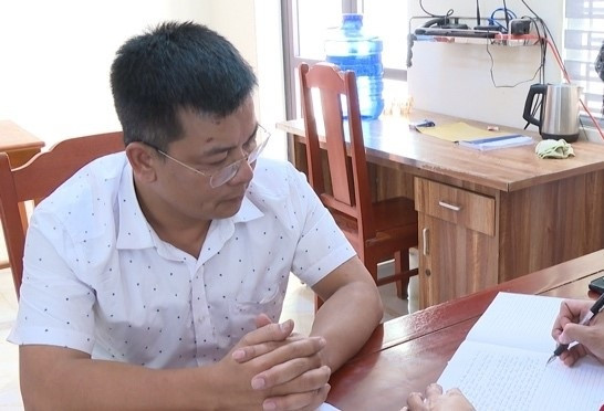 Khởi tố, bắt tạm giam đối tượng dúi thuốc lá đang cháy vào mặt công an - 1