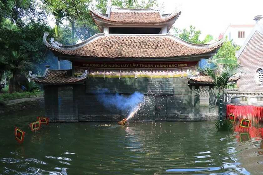 Village keeping ancient water puppetry afloat ảnh 1