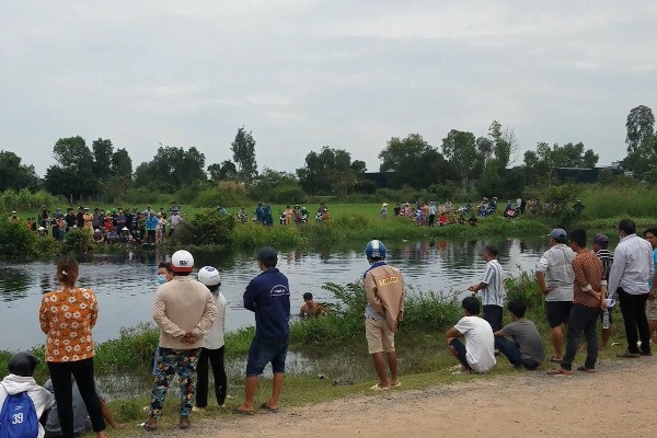 Chèo ghe hái dừa, một thiếu niên rơi xuống nước tử vong