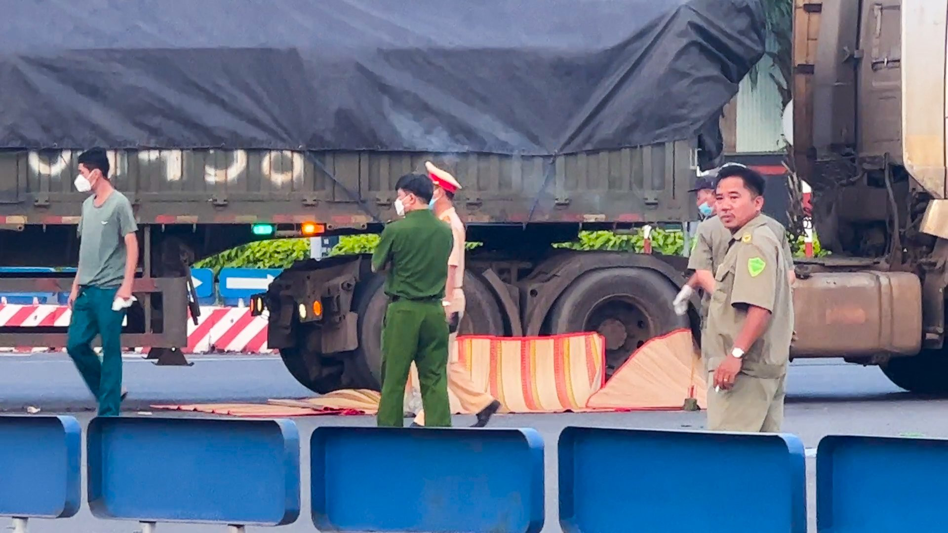 Bình Dương: Va chạm xe đầu kéo, gia đình 4 người tử vong tại chỗ