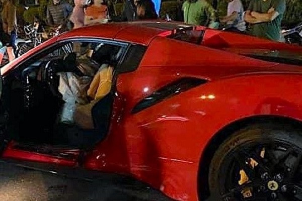 Vụ tai nạn xe Ferrari khiến 1 người chết, xuất hiện ảnh cô gái trẻ ngồi ghế lái