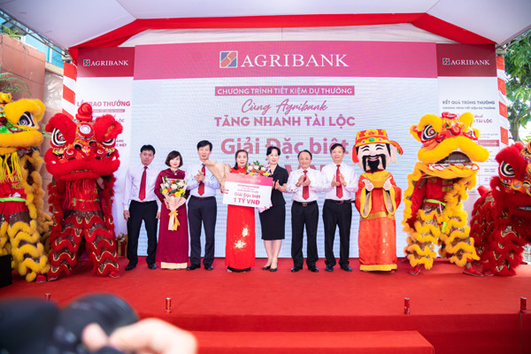 Khách hàng gửi tiết kiệm tại Agribank trúng 1 tỷ đồng