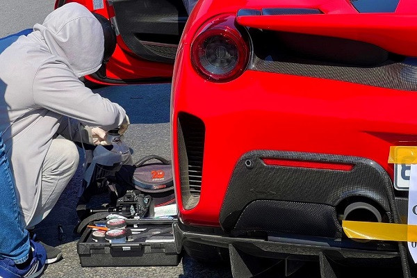 Công an lấy mẫu vân tay trên vô lăng xe Ferrari để tìm người cầm lái