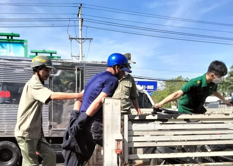 Thanh niên cầm chai xăng xông vào lớp giữ trẻ đe dọa phóng hỏa