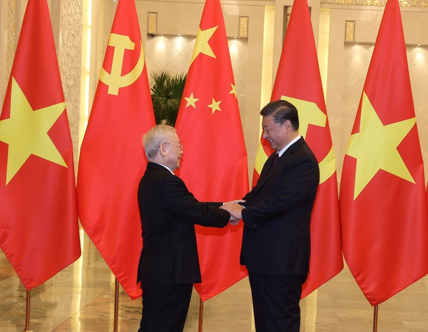 Việt Nam và Trung Quốc đang tăng cường hợp tác và quan hệ thân thiện nhằm đem lại lợi ích lớn cho cả hai quốc gia. Hai bên đã thực hiện những động thái tích cực, đẩy mạnh thương mại, đầu tư và du lịch. Chúng ta cùng chứng kiến những hình ảnh đầy tươi vui và một tương lai tươi sáng cho quan hệ Việt-Trung.