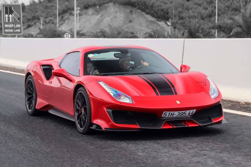 Giá siêu xe Ferrari Ferrari tại Việt Nam