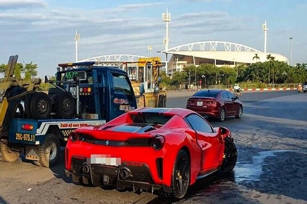 Ô tô Ferrari va chạm với xe máy lúc rạng sáng, 1 người tử vong
