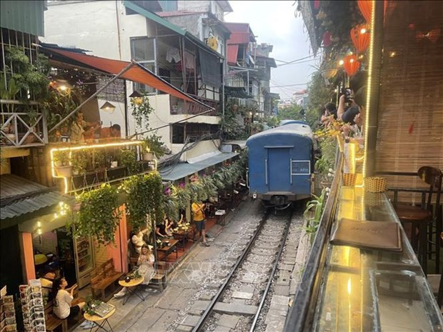 Authority maintains tough stance on safety violations on Hanoi’s “railway cafe street” hinh anh 1