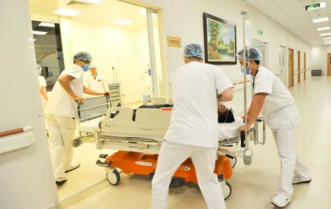 Sưng tấy vùng nhạy cảm vì tự tiêm thuốc bổ thần kinh