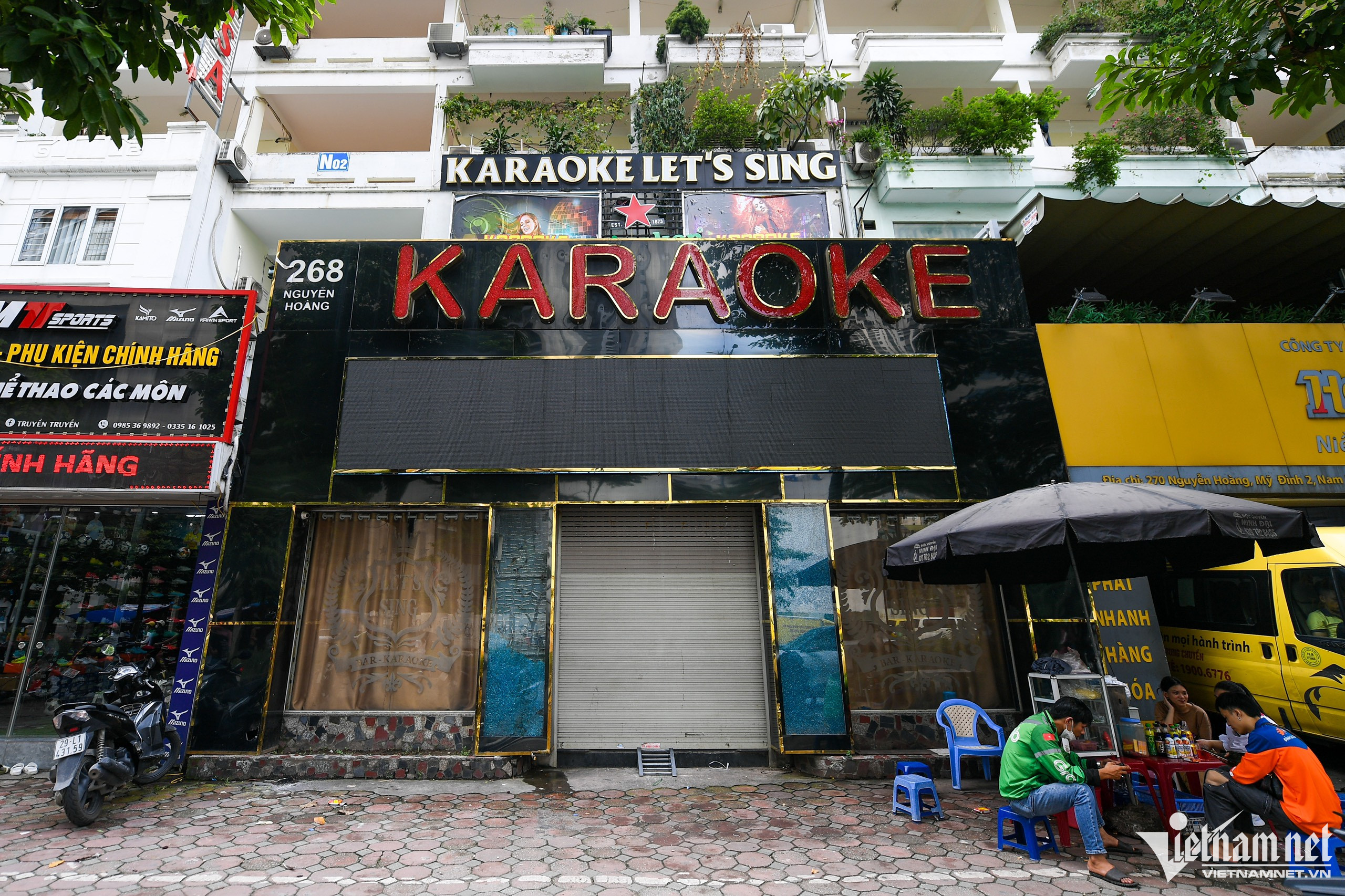 Hiện trên địa bàn Hà Nội đang có nhiều quán karaoke được thiết kế kín mít, phía trước bị che chắn bởi các tấm biển quảng cáo cỡ nhỏ và lớn. 