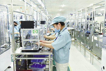 Foreign hi-tech firms expand investment in Vietnamese market