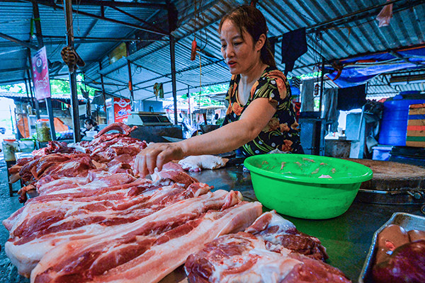 Nguồn cung tăng nhưng dân ăn ít, giá thịt lợn lại rơi xuống đáy