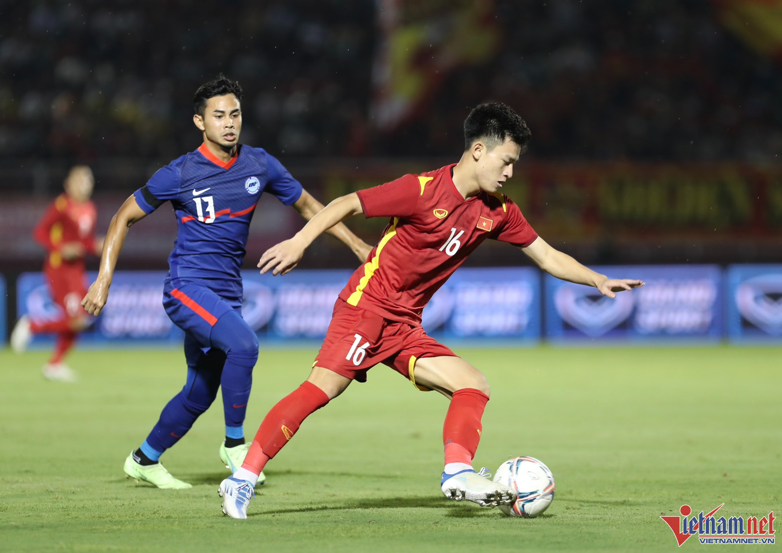 Tuyển Việt Nam đấu Singapore trên sân cỏ nhân tạo ở AFF Cup