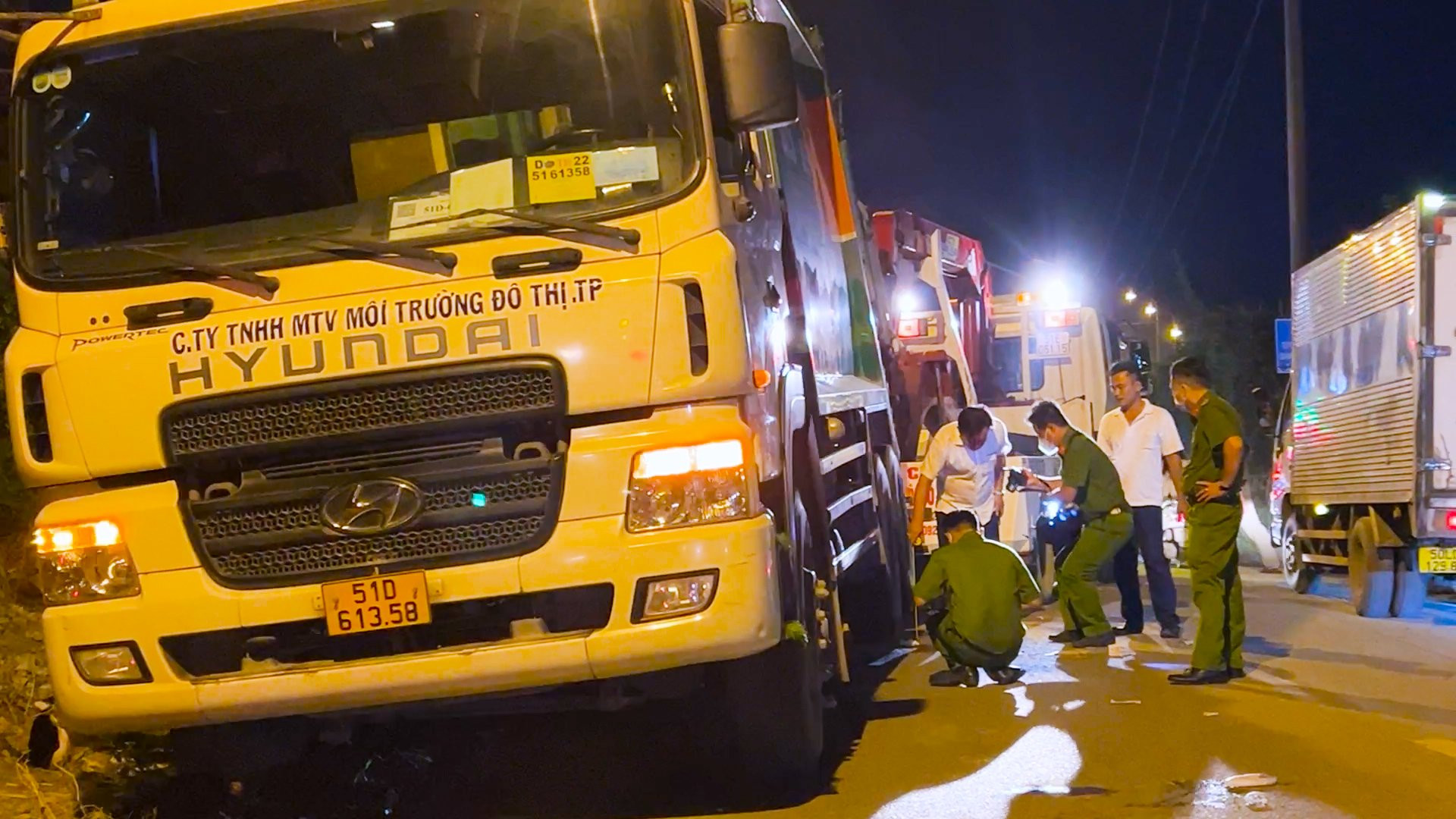 TP.HCM: Va chạm xe chở rác, thanh niên chạy xe máy tử vong thương tâm