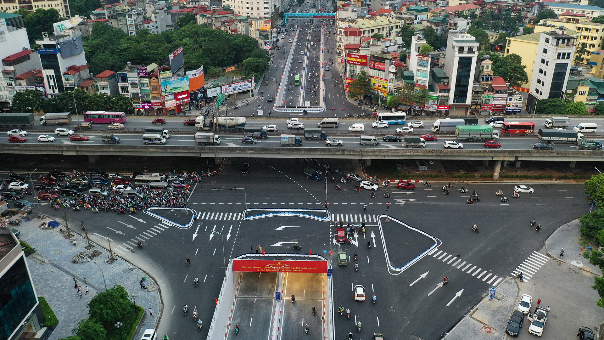 Hầm chui Lê Văn Lương thông thoáng giờ tan tầm ngày đầu thông xe