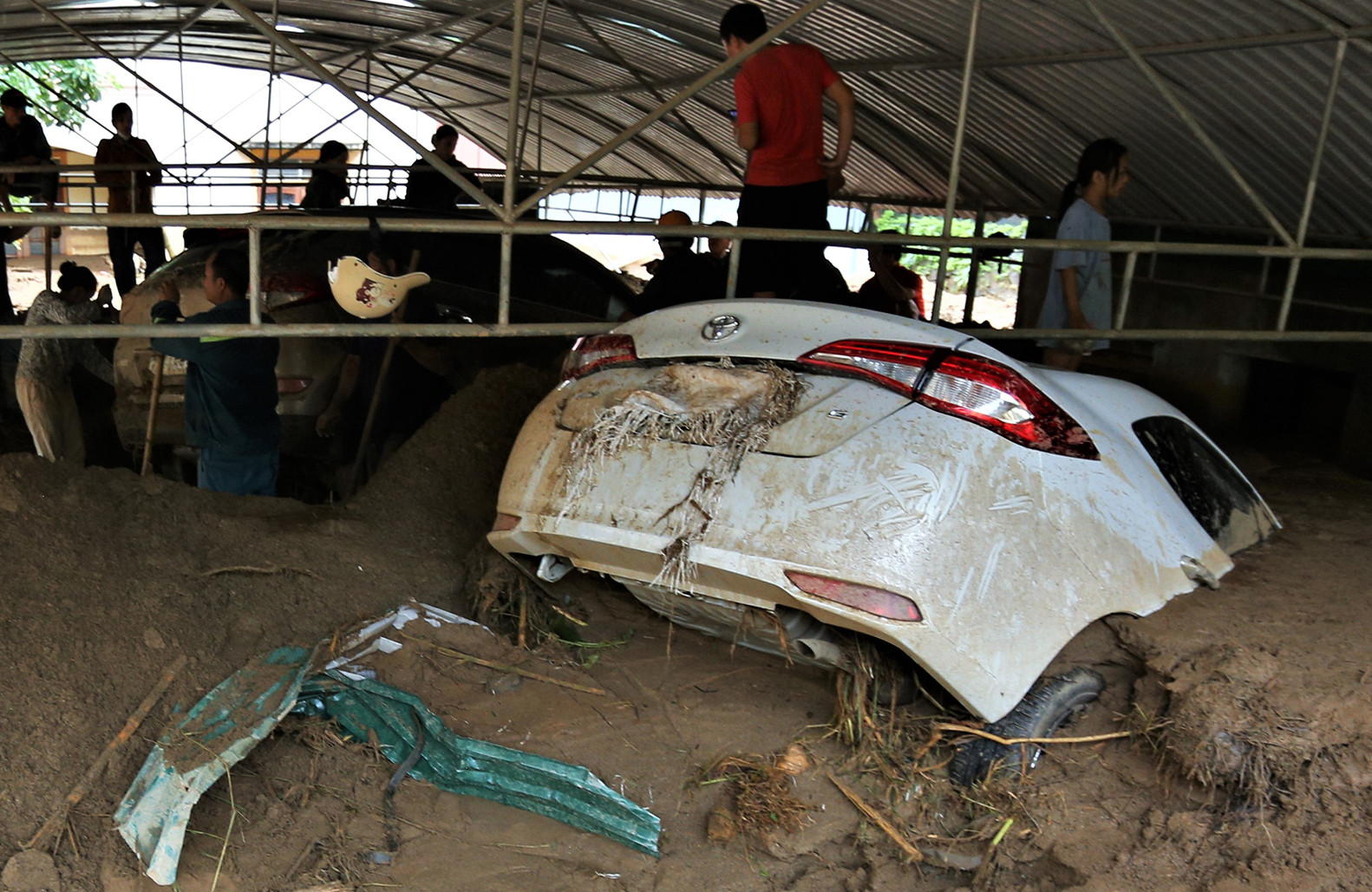Cứu vớt ô tô, xe máy ngập dưới bùn sau trận lũ quét ở Kỳ Sơn