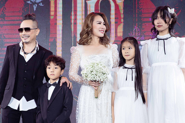 Ca sĩ Jimmii Nguyễn lần đầu khoe vợ trẻ đẹp cùng 3 con