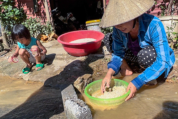 Xót xa cảnh đãi gạo lấm bùn đất ở tâm lũ Kỳ Sơn