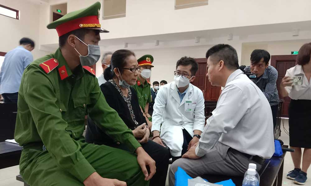 Bác sỹ khám bệnh trực tiếp cho bà Dương Thị Bạch Diệp tại tòa