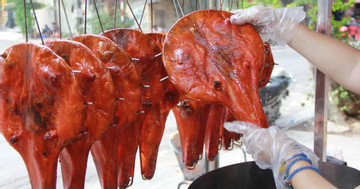 Món vịt tỳ bà độc lạ, kỳ công chế biến hơn 10 tiếng mới 'ra lò' ở Hà Nội