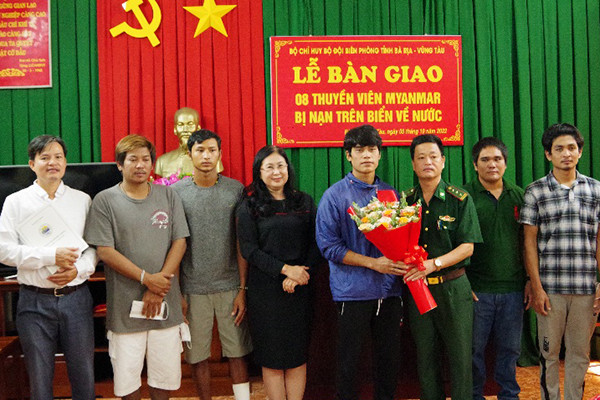 Bàn giao 8 ngư dân Myanmar gặp nạn trên biển về nước