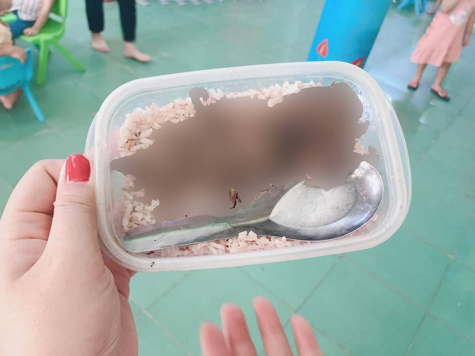 Xác minh được người đăng bức ảnh 'học sinh mang cơm với thịt chuột'