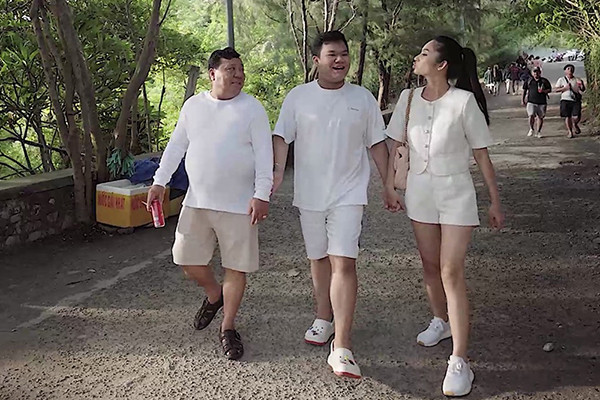 Lâm Thu Hồng đưa cha và em trai vào video giới thiệu tại The Miss Globe 2022