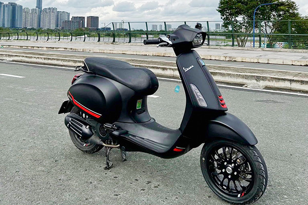 Cô gái trẻ bị thanh niên vỗ vai mấy cái, tỉnh lại mất xe Vespa