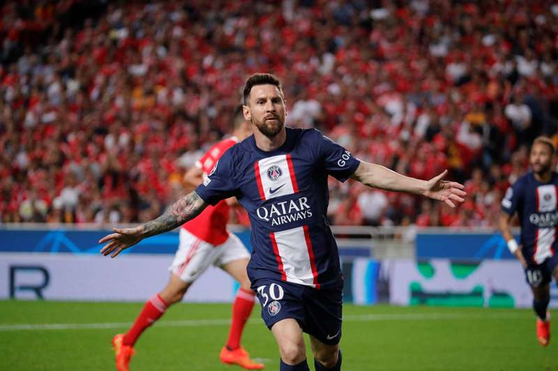 Messi ghi tuyệt phẩm, PSG đánh rơi chiến thắng trước Benfica