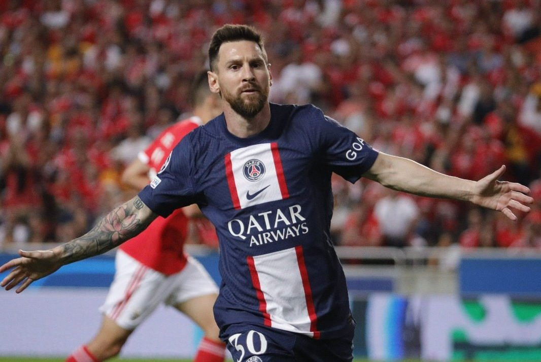 Messi ghi tuyệt phẩm, PSG đánh rơi chiến thắng trước Benfica
